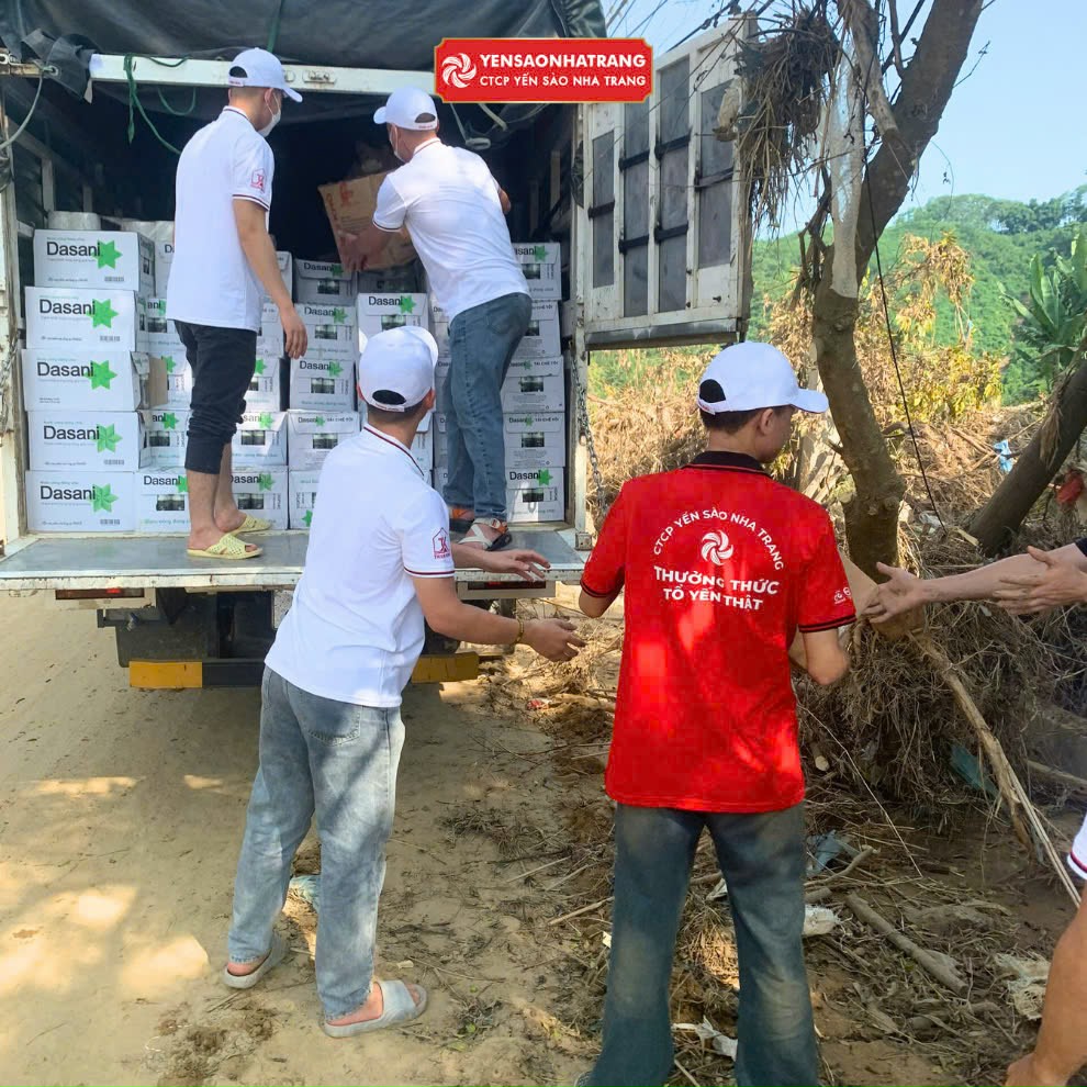 CTCP Yến Sào Nha Trang trao quà cho bà con