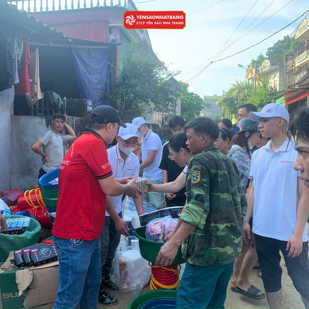 CTCP Yến Sào Nha Trang trao quà cho bà con